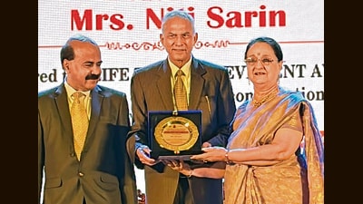 City-based social worker Niti Sarin (right) during the award ceremony at Kochi, Keralam, on Friday. (HT Photo)