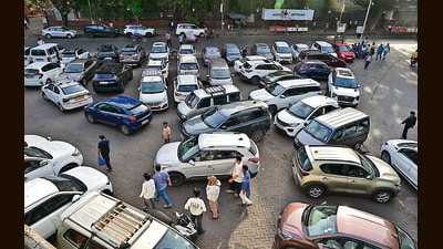 Mumbai, India - June 11, 2026: Parking below JJ Bridge near Crawford Market, in Mumbai, India, on Thursday, June 11, 2026. (Photo by Anshuman Poyrekar/Hindustan Times) (Anshuman Poyrekar/HT Photo) Mumbai, India - June 11, 2026: Parking below JJ Bridge near Crawford Market, in Mumbai, India, on Thursday, June 11, 2026. (Photo by Anshuman Poyrekar/Hindustan Times) (Anshuman Poyrekar/HT Photo)