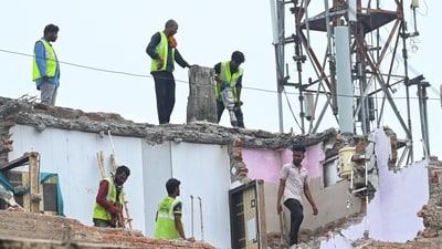 MCD workers are seen demolishing the 'Dangerous' building adjacent to the collapsed PG at Satya Niketan, in New Delhi. (Vipin Kumar/HT Photo) MCD workers are seen demolishing the 'Dangerous' building adjacent to the collapsed PG at Satya Niketan, in New Delhi. (Vipin Kumar/HT Photo)
