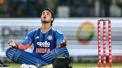 ‘চকদে ফাট্টে, নাপ দে কিল্লি..’ রেকর্ড রানের ম্যাচের আগে পঞ্জাবীতে পেপটক অভিষেকের (Photo by Arun SANKAR / AFP) / -- IMAGE RESTRICTED TO EDITORIAL USE - STRICTLY NO COMMERCIAL USE -- (AFP) ‘চকদে ফাট্টে, নাপ দে কিল্লি..’ রেকর্ড রানের ম্যাচের আগে পঞ্জাবীতে পেপটক অভিষেকের (Photo by Arun SANKAR / AFP) / -- IMAGE RESTRICTED TO EDITORIAL USE - STRICTLY NO COMMERCIAL USE -- (AFP)