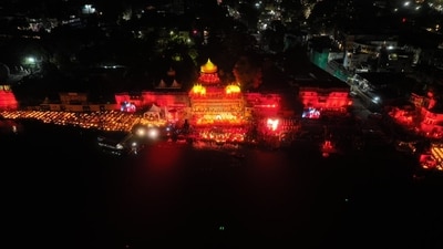 The highlight was 33.27 lakh lamps lit simultaneously in Ujjain, celebrated by thousands, signaling the launch of the ‘Seva-Sankalp Abhiyan’ initiative. The highlight was 33.27 lakh lamps lit simultaneously in Ujjain, celebrated by thousands, signaling the launch of the ‘Seva-Sankalp Abhiyan’ initiative.