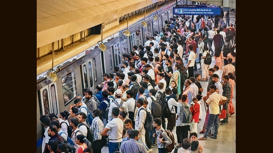 A rush of commuters at Rajiv Chowk Metro Station on Friday. (Sanchit Khanna/Hindustan Times)