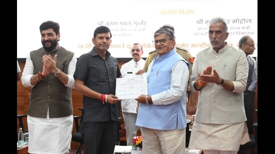 Chandigarh administrator Gulab Chand Kataria presents certificates to a Bharat Taxi driver in the presence of Union MoS for cooperation and civil aviation Murlidhar Mohol (extreme left) and MoS for cooperation Krishan Pal Gurjar. (Keshav Singh/HT)