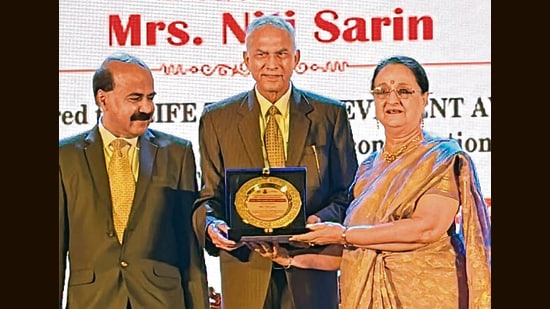 City-based social worker Niti Sarin (right) during the award ceremony at Kochi, Keralam, on Friday. (HT Photo)