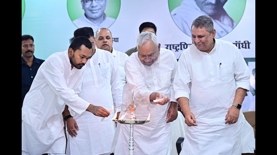 JD(U) president Nitish Kumar lights the lamp to inaugurate one-day orientation programme for party leaders in Patna, Friday (SANTOSH KUMAR/HT)