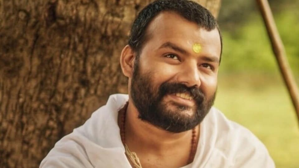 <p>ఈ సినిమా ప్రయాణం ఆరంభంలో అంత సులభంగా సాగలేదు. థియేటర్లలో విడుదలైన తొలి రోజుల్లో బిగ్ బాక్సాఫీస్ పోరును ఎదుర్కొంది. 'బట్వారా 1947', 'ఆవారాపన్ 2' వంటి పెద్ద చిత్రాలు పోటీగా రావడంతో 'హనుమాన్ అంశ' స్క్రీన్ల సంఖ్య ఏకంగా 25కి పడిపోయింది. అయితే భారీ అంచనాలతో వచ్చిన ఇతర సినిమాలు ఆశించిన స్థాయిలో రాణించలేకపోవడంతో, ప్రేక్షకులు నీమ్ కరోలీ బాబా కథ వైపు మొగ్గు చూపారు. సహజమైన మౌత్ టాక్ ప్రచారంతో థియేటర్లకు జనాలు పోటెత్తారు. దానితో డిమాండ్‌కు అనుగుణంగా డిస్ట్రిబ్యూటర్లు ప్రదర్శనల సంఖ్యను, థియేటర్ల సంఖ్యను పెంచుకుంటూ వచ్చారు.</p>