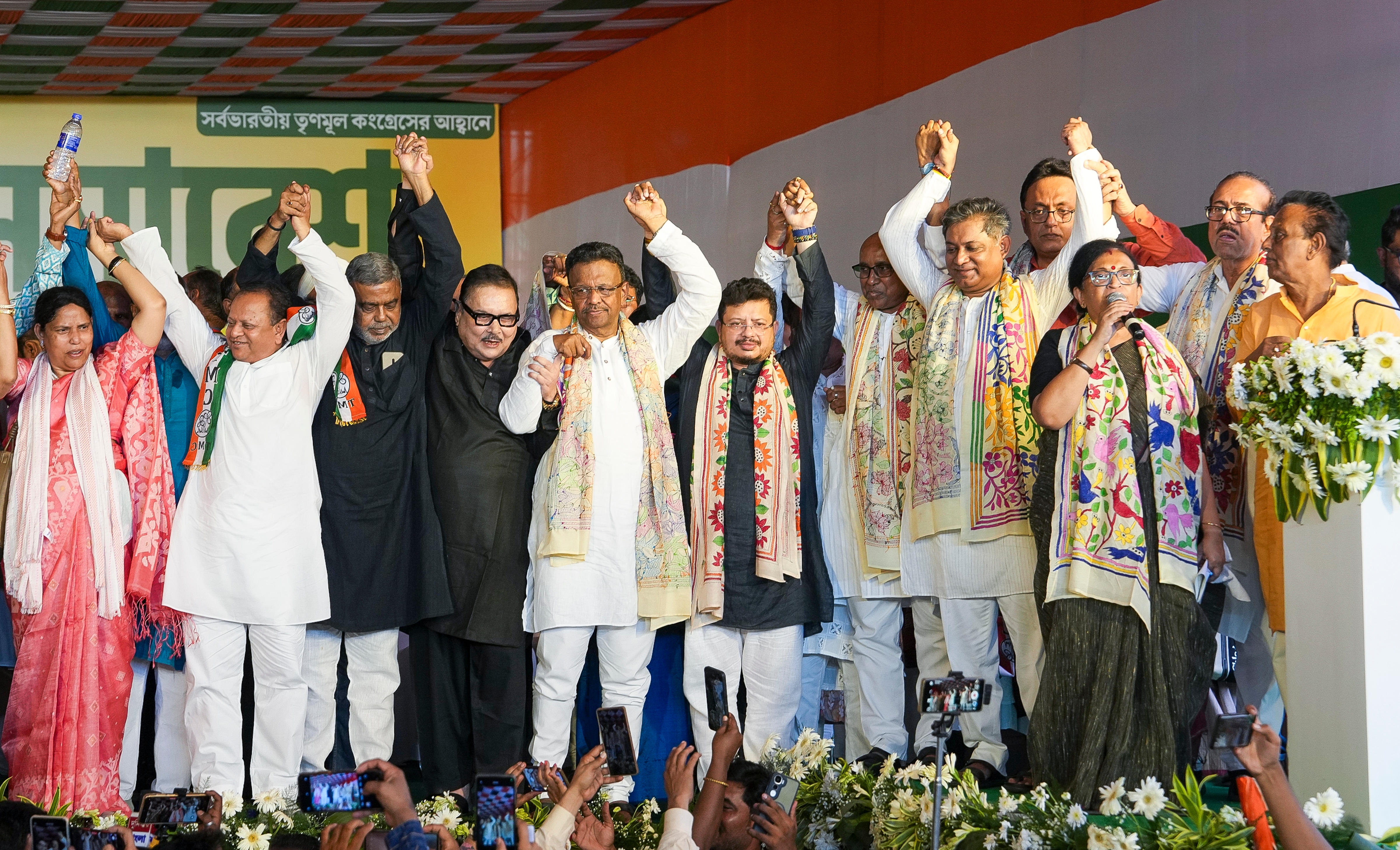 Rebel TMC leaders Ritabrata Banerjee (centre, in black), Debasish Kumar, Madan Mitra, Firhad Hakim and others during an event in Kolkata. (PTI File)