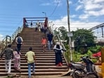 According to local residents, the FOB is primarily used by students as 10-15 educational institutions, including schools and colleges, are located in Sion. Domestic workers and drivers residing in Dharavi also take the FOB regularly to reach Matunga, King’s Circle and Sion. (Raju Shinde/HT Photo)