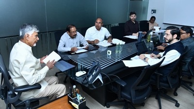అధికారులతో సీఎం చంద్రబాబు సమీక్ష అధికారులతో సీఎం చంద్రబాబు సమీక్ష