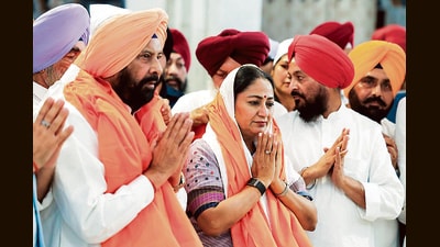 Delhi chief minister Rekha Gupta along with Punjab BJP president Kewal Singh Dhillon offering prayers at Gurdwara Sri Jyoti Saroop Sahib in Fatehgarh Sahib on Saturday. (HT Photo) Delhi chief minister Rekha Gupta along with Punjab BJP president Kewal Singh Dhillon offering prayers at Gurdwara Sri Jyoti Saroop Sahib in Fatehgarh Sahib on Saturday. (HT Photo)