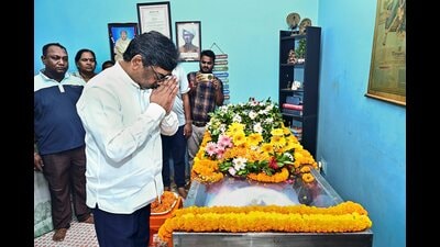 Jharkhand CM Hemant Soren pays tribute to the mortal remains of former minister late Vimala Pradhan, in Ranchi, on Saturday. (PTI) Jharkhand CM Hemant Soren pays tribute to the mortal remains of former minister late Vimala Pradhan, in Ranchi, on Saturday. (PTI)