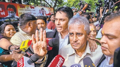 Police presence was beefed up and a large media contingent waited as Disha’s father Satish Salian pulled up along with his legal team led by Nilesh Ojha at 4:00pm, to serve Aaditya the defamation notice. (Satish Bate/Hindustan Times) Police presence was beefed up and a large media contingent waited as Disha’s father Satish Salian pulled up along with his legal team led by Nilesh Ojha at 4:00pm, to serve Aaditya the defamation notice. (Satish Bate/Hindustan Times)
