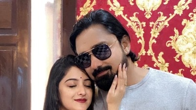 ‘রুবেলের মধ্যে আমি সন্তানের অনুভূতি পাই’, বরকে ‘মাম্মা’ ডাক, কী সাফাই শ্বেতার? ‘রুবেলের মধ্যে আমি সন্তানের অনুভূতি পাই’, বরকে ‘মাম্মা’ ডাক, কী সাফাই শ্বেতার?