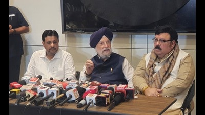 Union petroleum and natural gas minister Hardeep Singh Puri (C) with party leaders addresses a press conference, in Amritsar on Saturday. (Sameer Sehgal/HT) Union petroleum and natural gas minister Hardeep Singh Puri (C) with party leaders addresses a press conference, in Amritsar on Saturday. (Sameer Sehgal/HT)