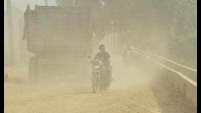 Vehicular emissions and road dust remain key challenges in the fight against pollution (Sakib Ali /HT) Vehicular emissions and road dust remain key challenges in the fight against pollution (Sakib Ali /HT)