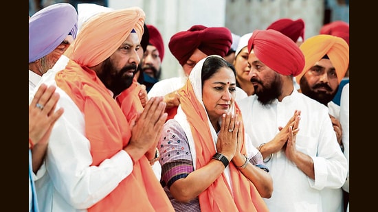 Delhi chief minister Rekha Gupta along with Punjab BJP president Kewal Singh Dhillon offering prayers at Gurdwara Sri Jyoti Saroop Sahib in Fatehgarh Sahib on Saturday. (HT Photo)