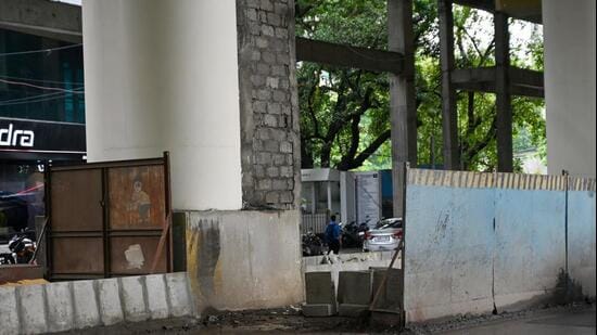 Mumbai, India. Sep 19, 2026 - 40-year-old Wasi Haider died after Metro4's iron barricade fell onto him at an under-construction metro station in Vikharoli. Mumbai, India. Sep 19, 2026. (Photo by Raju Shinde/HT Photo)