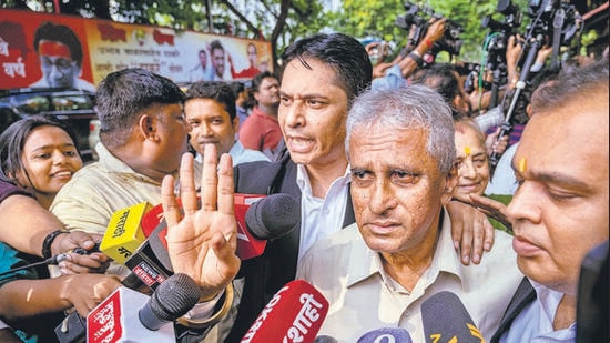 Police presence was beefed up and a large media contingent waited as Disha’s father Satish Salian pulled up along with his legal team led by Nilesh Ojha at 4:00pm, to serve Aaditya the defamation notice. (Satish Bate/Hindustan Times)