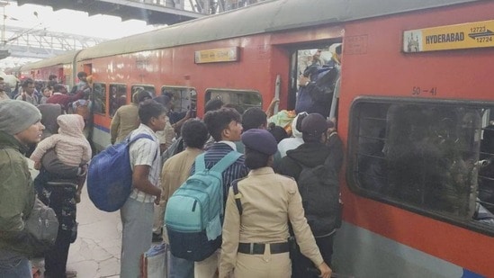 పండగల వేళ ప్రత్యేక రైళ్లు