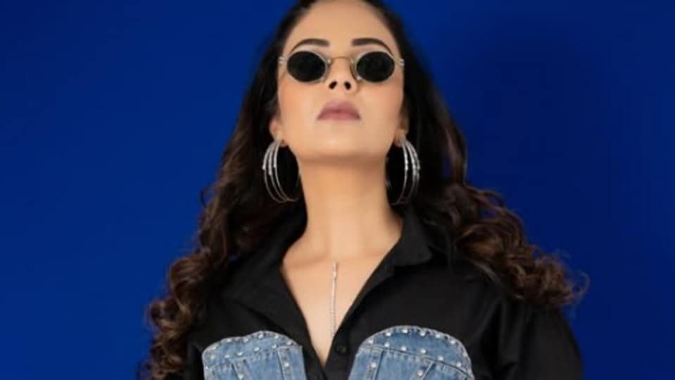 <p>ప్రస్తుతం బిగ్ బాస్ తెలుగు 10వ సీజన్ జరుగుతోంది. ఈ నేపథ్యంలో బిగ్ బాస్ తెలుగు హిస్టరీలో అత్యధిక రెమ్యునరేషన్ తీసుకున్న సెలబ్రిటీ ఎవరనే చర్చ జోరందుకుంది. </p>(instagram-Sreemukhi)