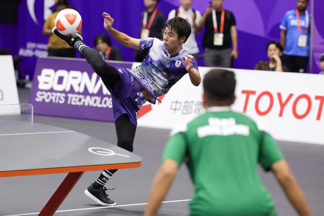 Yuina Sakamoto and Akinori Hayase (L) compete against Iraq in the teqball mixed doubles semi-finals during the 2026 Asian Games in Nagoya. (AFP)
