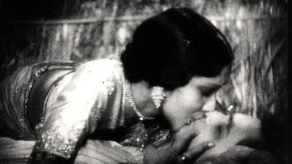 Race, gender, war: Check out a slideshow on kisses that changed the world Race, gender, war: Check out a slideshow on kisses that changed the world