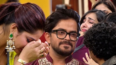 ‘সম্পর্ক ভাঙার চেয়ে গড়া দামি’: বিগ বস থেকে বিদায় সায়কের, কেঁদে ভাসালেন সোনামণি-সৃজলা ‘সম্পর্ক ভাঙার চেয়ে গড়া দামি’: বিগ বস থেকে বিদায় সায়কের, কেঁদে ভাসালেন সোনামণি-সৃজলা
