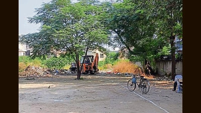 An earth moving machine deployed to clear waste accumulated near Guru Nanak Public School at Model Town Extension in Ludhiana on Sunday. (HT Photo) An earth moving machine deployed to clear waste accumulated near Guru Nanak Public School at Model Town Extension in Ludhiana on Sunday. (HT Photo)