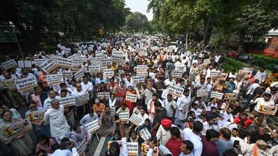 BJP workers raised slogans and marched towards the AAP office, as police attempted to stop them by putting up two barricades. (Sanchit Khanna/HT Photo)