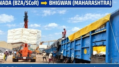 రైలులో కలప గుజ్జు రవాణా రైలులో కలప గుజ్జు రవాణా