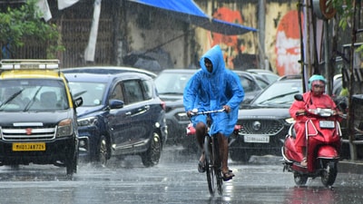 Vehicles move through heavy monsoon rain on a busy roadway , in Mumbai, India (HT Photo/File)