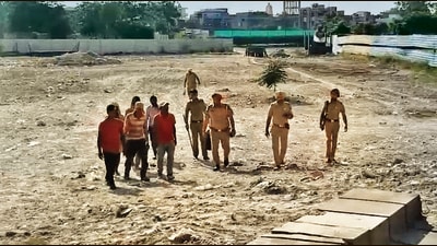 Police at the farmhouse at Kuliyewal in Jamalpur on Sunday. (HT Photo) Police at the farmhouse at Kuliyewal in Jamalpur on Sunday. (HT Photo)