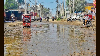 Sewerage water lying on the roads and garbage dumped in Ward Number of Ludhiana on Sunday. (Gurpreet Singh/HT) Sewerage water lying on the roads and garbage dumped in Ward Number of Ludhiana on Sunday. (Gurpreet Singh/HT)