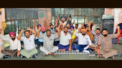 The workers at the depot in Ludhiana on Sunday. (Gurpreet Singh/HT) The workers at the depot in Ludhiana on Sunday. (Gurpreet Singh/HT)