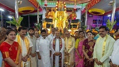 <p>విశేష సంఖ్యలో తరలివచ్చిన భక్తులు అడుగడుగునా కర్పూర హారతులు సమర్పిస్తూ శ్రీ మలయప్ప స్వామివారిని దర్శించుకుని భక్తిపారవశ్యంలో మునిగిపోయారు.</p> 
