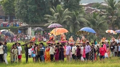 People carry idols of Lord 'Ganesh' for immersion during the 'Gauri Ganpati Visarjan' procession. (PTI) People carry idols of Lord 'Ganesh' for immersion during the 'Gauri Ganpati Visarjan' procession. (PTI)