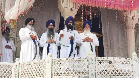 Akal Takht acting jathedar Giani Kuldeep Singh Gargaj along with clergymen pronouncing the decree from the platform of the highest Sikh temporal seat in Amritsar on Sunday. (Sameer Sehgal/HT)