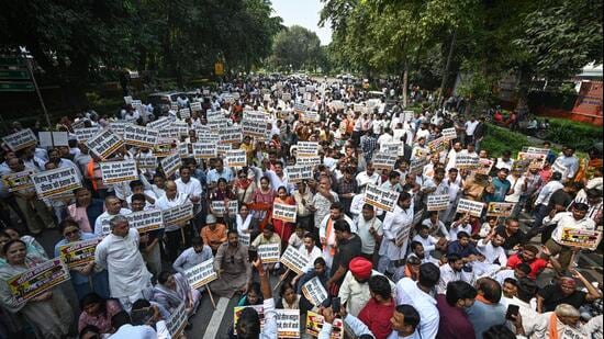 BJP workers raised slogans and marched towards the AAP office, as police attempted to stop them by putting up two barricades. (Sanchit Khanna/HT Photo)