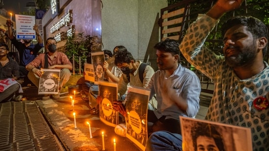Students hold candles in memory of IIT Bombay student who died by suicide in Mumbai(HT Photo)