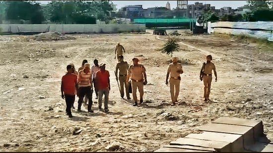Police at the farmhouse at Kuliyewal in Jamalpur on Sunday. (HT Photo)