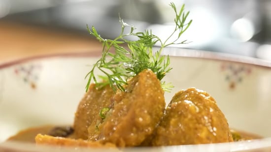 Ranveer Brar's govind gatta curry recipe takes around 40 to 50 minutes to make. (@RanveerBrar/YouTube)