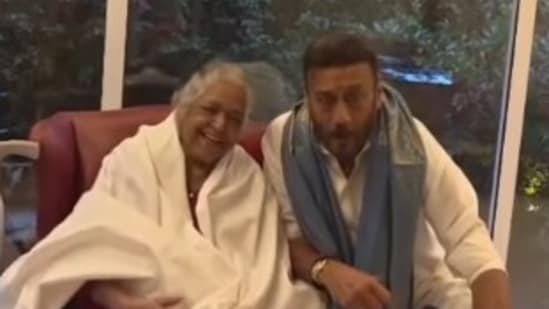 Jackie Shroff also sat down beside Shubha Khote to click a picture with her.