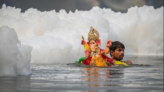 The 22km Yamuna stretch between Wazirabad and Okhla is the most polluted part of the river. (Sanchit Khanna/HT Photo)