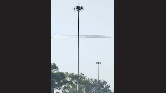 The Punjab State Power Corporation Limited (PSPCL), meanwhile, says the power supply to these lights was disconnected after the NHAI defaulted on bills totalling ₹7 lakh. (HT Photo)