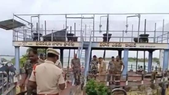 పోలీసుల పహారాలో జూరాల ప్రాజెక్టు