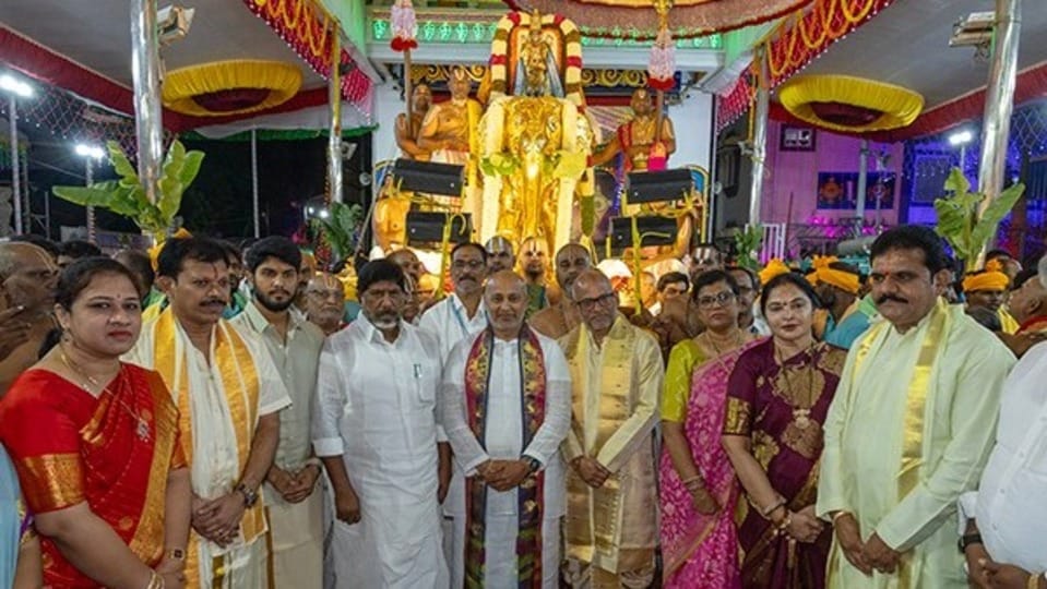 <p>విశేష సంఖ్యలో తరలివచ్చిన భక్తులు అడుగడుగునా కర్పూర హారతులు సమర్పిస్తూ శ్రీ మలయప్ప స్వామివారిని దర్శించుకుని భక్తిపారవశ్యంలో మునిగిపోయారు.</p>