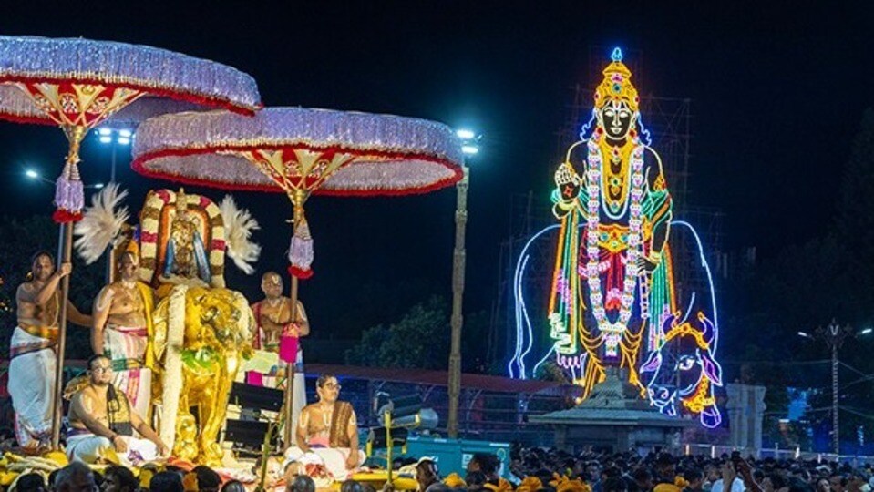 <p>కలియుగ ప్రత్యక్ష దైవమైన తిరుమల శ్రీవేంకటేశ్వరస్వామివారి సాలకట్ల బ్రహ్మోత్సవాల్లో ఆరో రోజైన ఆదివారం రాత్రి శ్రీ మలయప్ప స్వామివారు గజ వాహనాన్ని అధిరోహించి భక్తులకు దివ్యదర్శనమిచ్చారు.</p>