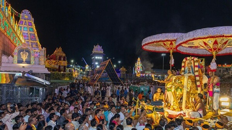 <p>పూర్వకాలంలో రాజులను పట్టాభిషేకం వంటి విశేష సందర్భాల్లో గజాలపై ఊరేగించేవారు. విశిష్ట వ్యక్తులను ఘనంగా సత్కరించే సందర్భాల్లో గజారోహణం చేసే సంప్రదాయం కూడా ఉంది. పురాణాల ప్రకారం శ్రీ మలయప్ప స్వామివారి గజ వాహన సేవను దర్శించడం వల్ల కర్మ విముక్తి కలుగుతుందని విశ్వసిస్తారు. అందుకే గజ వాహనసేవకు భక్తులలో విశేష ప్రాధాన్యత ఉంది.</p>