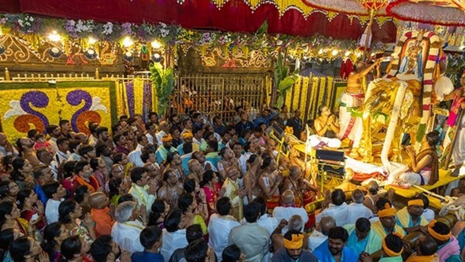 <p>వాహనం ముందు గజరాజులు గంభీరంగా నడుస్తుండగా.. మంగళవాయిద్యాల నడుమ, భక్తజనుల గోవిందనామస్మరణతో తిరుమాడ వీధులు భక్తిపారవశ్యంతో మార్మోగాయి. భక్తబృందాలు భజనలు, కోలాటాలతో స్వామివారిని కీర్తిస్తూ ఆధ్యాత్మిక సందడి నెలకొల్పాయి. జీయ్యంగార్ల ప్రబంధ పారాయణంతో వాహనసేవ మరింత వైభవంగా సాగింది.</p>
