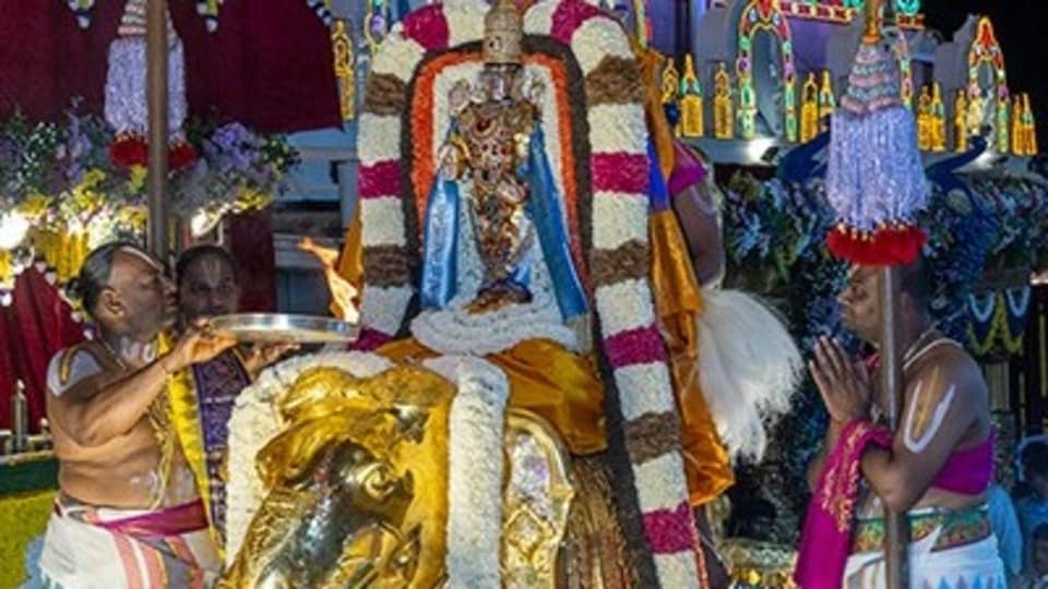 <p>ఈ వాహనసేవలో తిరుమల శ్రీశ్రీశ్రీ పెద్దజీయర్‌స్వామి, శ్రీశ్రీశ్రీ చిన్నజీయర్‌స్వామి, టీటీడీ ఈవో ముద్దాడ రవిచంద్ర, పలువురు బోర్డు సభ్యులు, అదనపు ఈవో సిహెచ్. వెంకయ్య చౌదరి, సీవీఎస్వో మురళీకృష్ణ, ఎస్వీబీసీ ఛైర్మన్ శ్రీధర్ వర్మ తదితరులు పాల్గొన్నారు.</p>